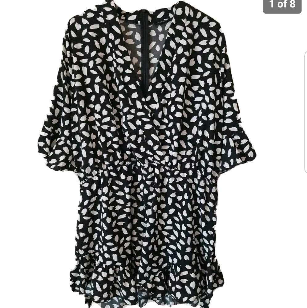 Boohoo Heart Print Black White‎ V Neck Shorts Romper Ruffle Hem Sleeves Size 16